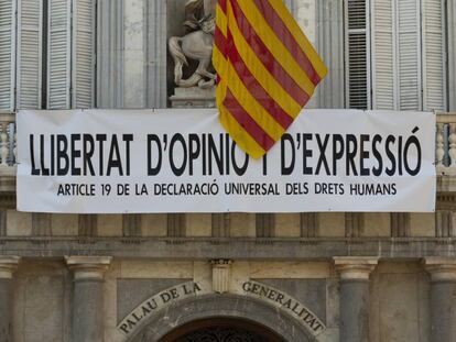 Nueva pancarta en el Palau de la Generalitat pidiendo libertad de opinión y de expresión. / Vídeo: La retirada de la pancarta de la Generalitat.