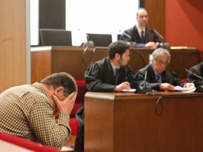 Benítez, durante la vista en la Audiencia, este lunes. En vídeo, declaraciones de Manuel Barbero, padre de uno de los alumnos víctima del profesor.