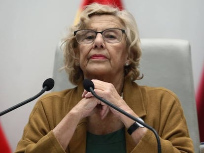 La alcaldesa, Manuela Carmena, en el pleno del Ayuntamiento de Madrid. En vídeo, el Ayuntamiento de Madrid limita los pisos turísticos.