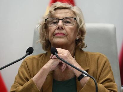 La alcaldesa, Manuela Carmena, en el pleno del Ayuntamiento de Madrid. En vídeo, el Ayuntamiento de Madrid limita los pisos turísticos.