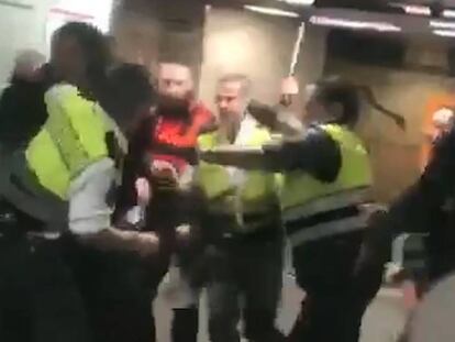 Unos vigilantes de seguridad golpean a un pasajero sin billete en plaza Catalunya.