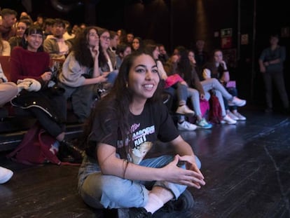 La cantante María José Llergo, sentada en el suelo, junto a un grupo de adolescentes de los institutos del sur de Madrid, ayer en Cuarta Pared.