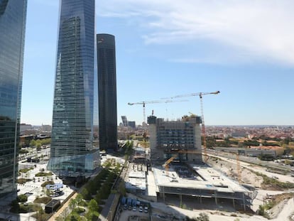 Vista de la construcción de la torre Caleido, en el complejo Cuatro Torres, desde el hospital de La Paz.