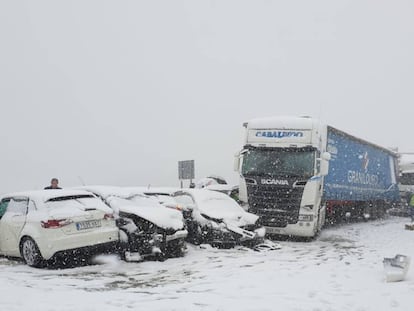 Varios choques en cadena cortan la A-1 a la altura de Somosierra durante cinco horas