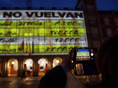 La fachada de la Casa de la Panadería de la Plaza Mayor de Madrid, con la proyección de los papeles de Bárcenas.