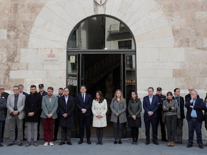 EEl presidente y la vicepresidenta ante las Cortes Valencianas guardan un minuto de silencio en repulsa por la muerte de la joven de Vinaròs. En vídeo, el juez envía a prisión al hombre acusado de matar a su novia en Vinaròs.