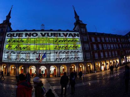 Imágenes de los 'papeles de Bárcenas' proyectados el sábado en la Plaza Mayor de Madrid. En vídeo, el Ayuntamiento asegura que desconocía el contenido de la proyección de los papeles de Bárcenas.