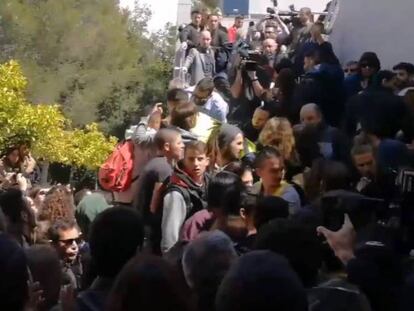 Foto: Incidentes durante una conferencia de la candidata Cayetana Álvarez de Toledo. Vídeo: Momento del boicot y declaraciones de la candidata del PP.
