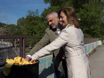 FOTO: Carlos Carrizosa y Carina Mejías retiran lazos amarillos de la UAB. / VÍDEO: Los incidentes en la UAB la semana pasada.