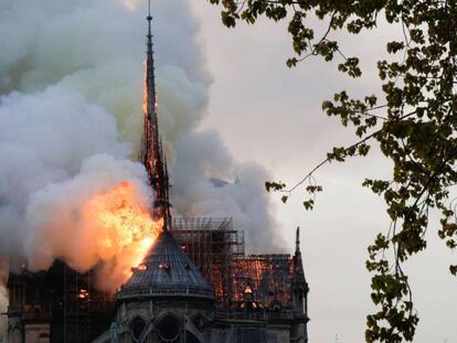 La aguja de Notre Dame, que se incorporó a la catedral en el siglo XIX, ha caído a causa del incendio. En vídeo, imágenes del devastador incendio.