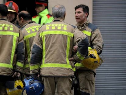 Los bomberos trabajan en el incendio de un bloque de viviendas en L’Hospitalet.