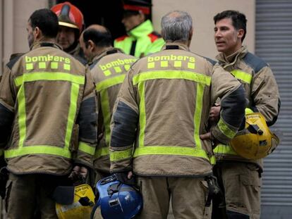 Los bomberos trabajan en el incendio de un bloque de viviendas en L’Hospitalet.