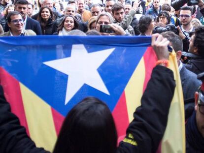 La número uno de Ciudadanos al Congreso por Barcelona, Inés Arrimadas (c) es increpada por independentistas durante un acto electoral. En vídeo, Independentistas increpan a Arrimas en un acto en Vic.