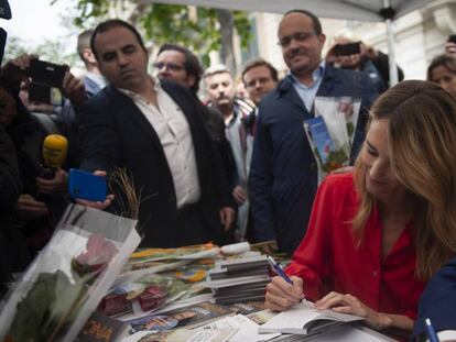 Cayetana Álvarez de Toledo firma un ejemplar de la Constitución. En vídeo, día de libros, rosas y reivindicación política.