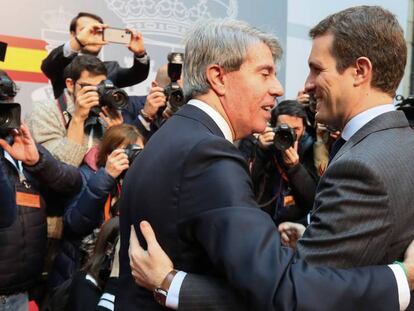 Ángel Garrido y Pablo Casado se saludan en diciembre. En vídeo, Ciudadanos da un golpe de efecto sumando candidatos de PP y PSOE a sus listas.