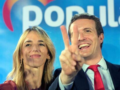 Cayetana Álvarez de Toledo, candidata del PP por Barcelona, y Pablo Casado, candidato a presidente, en un momento del mitin. / En vídeo, las declaraciones de Casado.