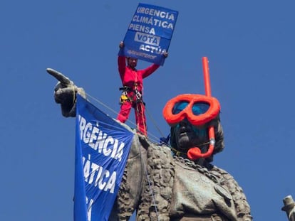 Un activista de Greenpeace ha escalado la estatua de unos 60 metros. En vídeo, Greenpeace le coloca unas gafas de buceo a la estatua de Colón en Barcelona.