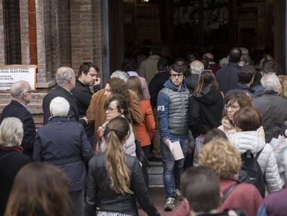 Ambiente electoral en un centro electoral de Barcelona. En vídeo, la movilización en Cataluña a esa hora ha sido del 64,15%, casi 18 puntos más que en los anteriores comicios.