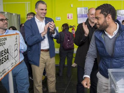 Javier Ortega Smith aplaude al candidato de Vox por Barcelona, Ignacio Garriga.