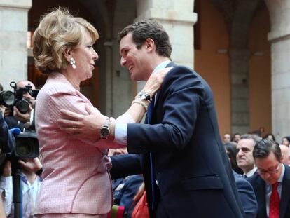 El presidente del PP, Pablo Casado, saluda a la expresidenta de la Comunidad de Madrid, Esperanza Aguirre, este jueves. En vídeo, las declaraciones de ambos.