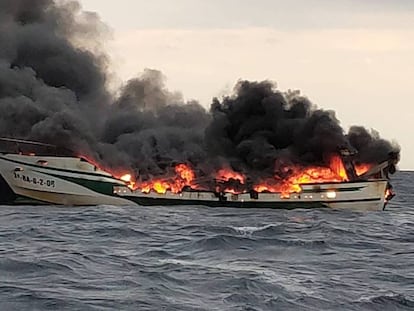 El barco de Port de la Selva en llamas.