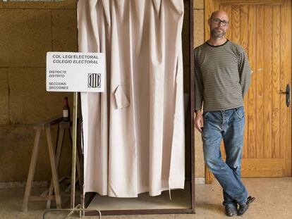 Jordi Ribalta, alcalde de Ivorra, en un colegio electoral.