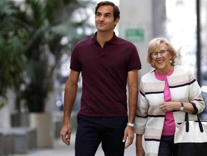 La alcaldesa de Madrid, Manuela Carmena, con el tenista suizo Roger Federer en la Galería de Cristal del Palacio de Cibeles. En vídeo, Federer y Carmena en el Ayuntamiento.