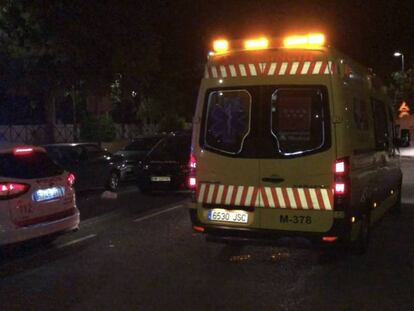 La UVI móvil del Summa traslada al herido grave de las fiestas de Móstoles. En vídeo, dos multitudinarias peleas con arma blanca en las fiestas de Móstoles.