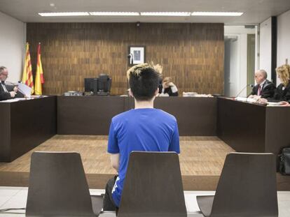 El 'youtuber' ReSet, ante la juez, en la Ciudad de la Justicia de Barcelona. En vídeo, la 'broma' del acusado.