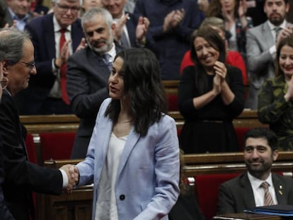 La líder de la oposición, Inés Arrimadas, saluda al presidente de la Generalitat, Quim Torra.