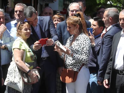 El presidente del Gobierno en funciones, Pedro Sánchez, se hace una foto con una mujer acompañado de los candidatos socialistas a la Comunidad y el Ayuntamiento, Ángel Gabilondo y Pepu Hernández.