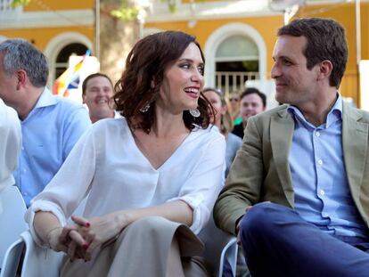 Isabel Díaz Ayuso y Pablo Casado, durante un acto electoral este martes en el parque de Abastos de Aranjuez. En vídeo, las frases más polémicas de la candidata a la presidencia de la Comunidad de Madrid.