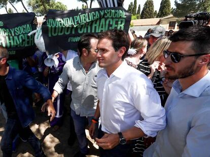 Albert Rivera abandona el recinto ferial tras la presión de una protesta de la PAH.