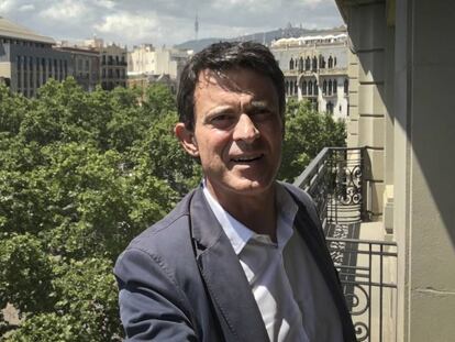 El candidato Manuel Valls, haciéndose un selfi. En vídeo, declaraciones de Manuel Valls.