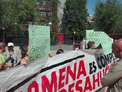 Activistas de Stop Desahucios irrumpen en un acto de Carmena. En vídeo, Carmena responde a los activistas.