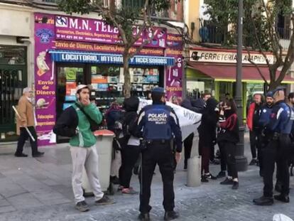 Un grupo de vecinos protesta durante el acto de Ciudadanos. En vídeo, imágenes de la protesta.