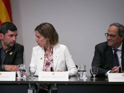 Joan Canadell conversa con la consejera Àngels Chacón, ante la presencia del presidente Quim Torra. En vídeo, declaraciones de Canadell en TV3.