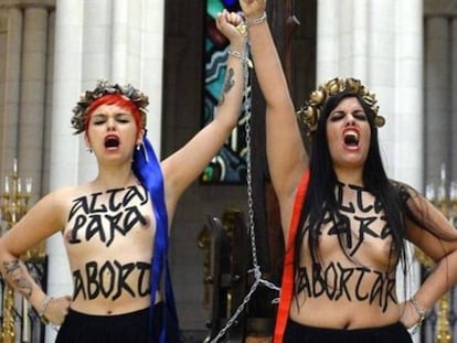 Las dos activistas encadenas al altar de La Almudena, en 2014. En vídeo, la protesta de las activistas.
