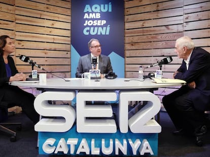 Ada Colau y Ernest Maragall, durante el debate en la cadena SER que moderó Josep Cuní (en el centro). En vídeo, el debate íntegro entre ambos candidatos.