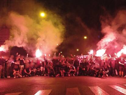 Varios boixos nois antes de su detención ayer en Sevilla por altercados.