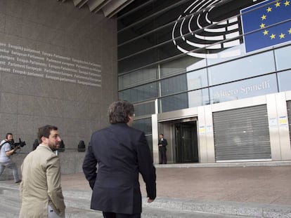 En foto, Carles Puigdemont y Toni Comín, a las puertas de la Eurocámara, este domingo. En vídeo, Puigdemont celebra su triunfo en las elecciones europeas.