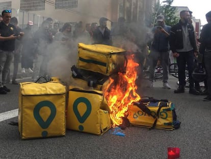 Protesta per la mort d'un repartidor de Glovo a Barcelona, aquest diumenge.