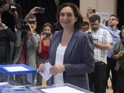 En foto: la alcaldesa de Barcelona, Ada Colau, en su colegio electoral. En vídeo: declaraciones de Gabriel Rufián.