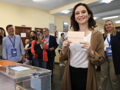 Isabel Díaz Ayuso junto a Pablo Casado, en la sede del partido.