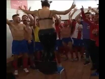 Els jugadors del Llançà celebren l'ascens a la Segona Divisió catalana amb una 'stripper'.