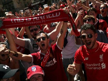 Aficionados del Liverpool en Madrid. En vídeo, Madrid vibra con la final de la Champions y su música.