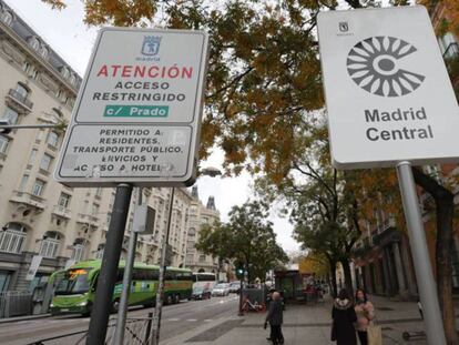 Señales de Madrid Central en uno de los accesos al área. En vídeo, políticos de la Comunidad de Madrid hablando sobre el futuro de Madrid Central.