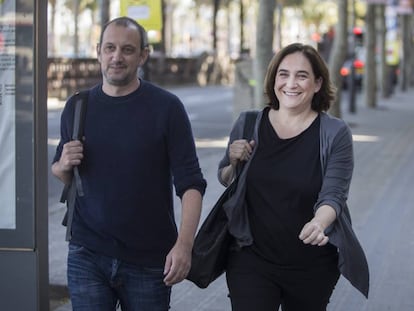 Colau, con uno de sus colaboradores en la alcaldía, esta semana. En vídeo, Jaume Collboni anuncia el pasado sábado una reunión con la líder de Barcelona en Comú.