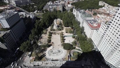 La panorámica desde la última planta del hotel Riu de las obras de Plaza España. En vídeo, declaraciones de la alcaldesa en funciones, Manuela Carmena.