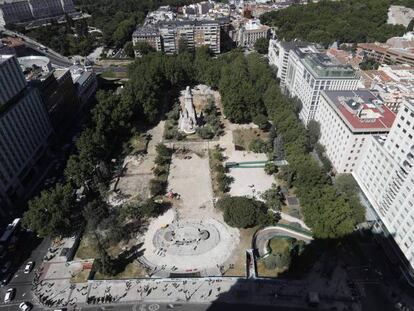 La panorámica desde la última planta del hotel Riu de las obras de Plaza España. En vídeo, declaraciones de la alcaldesa en funciones, Manuela Carmena.